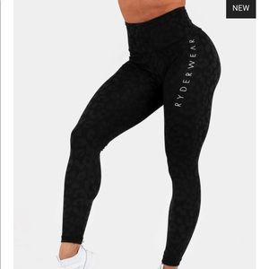 Ryderwear scrunch bum Black leopard leggings